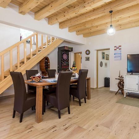 Amazing Home In Vrzici With Jacuzzi 外观 照片