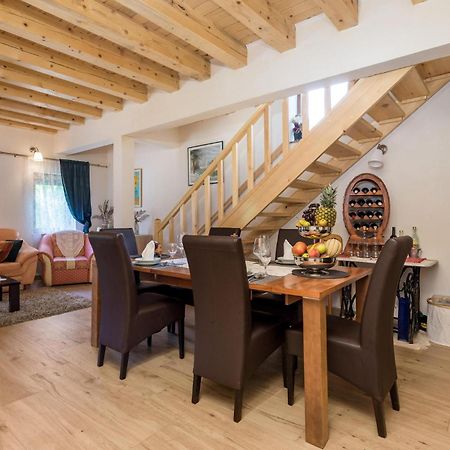 Amazing Home In Vrzici With Jacuzzi 外观 照片