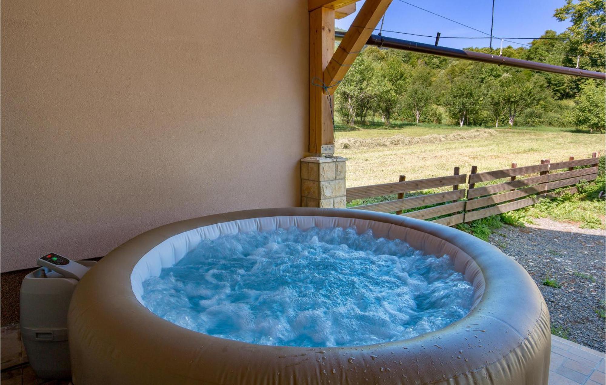 Amazing Home In Vrzici With Jacuzzi 外观 照片