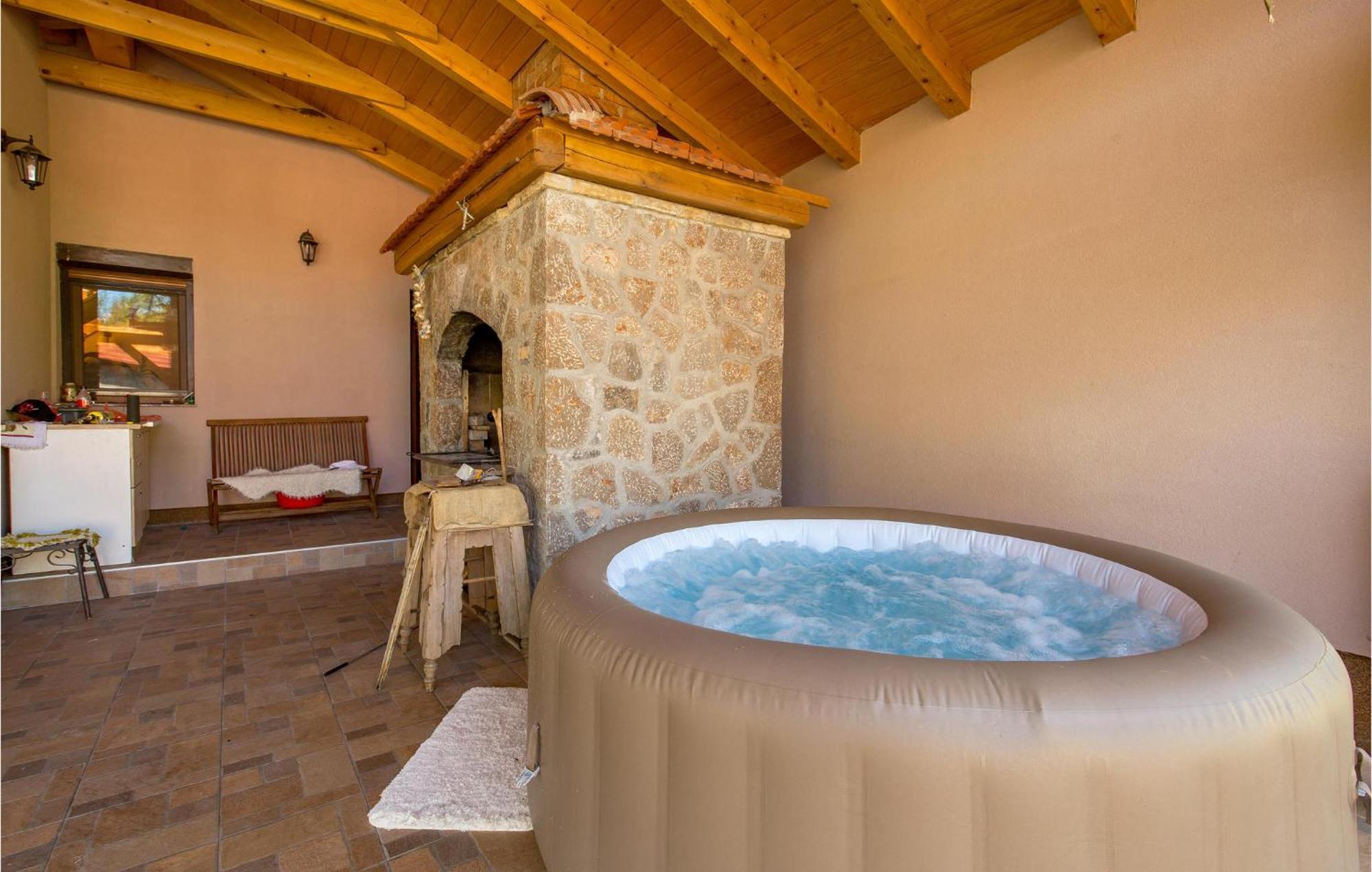 Amazing Home In Vrzici With Jacuzzi 外观 照片