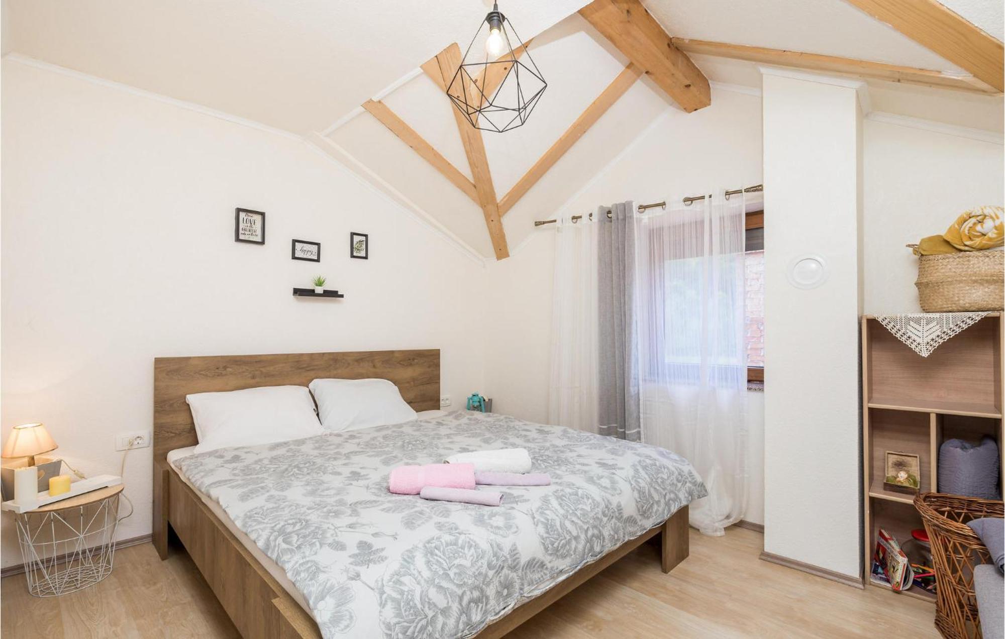 Amazing Home In Vrzici With Jacuzzi 外观 照片