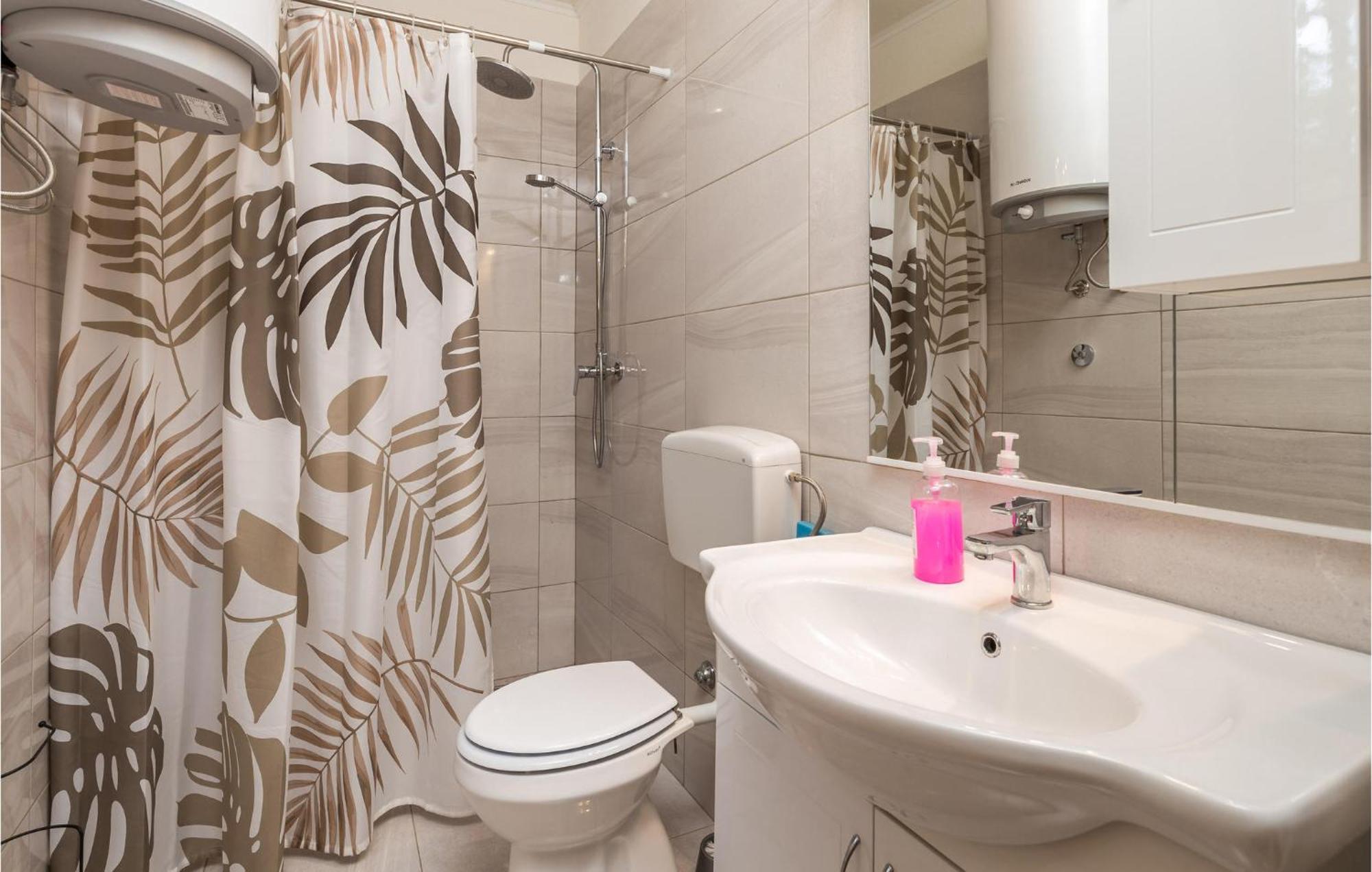 Amazing Home In Vrzici With Jacuzzi 外观 照片