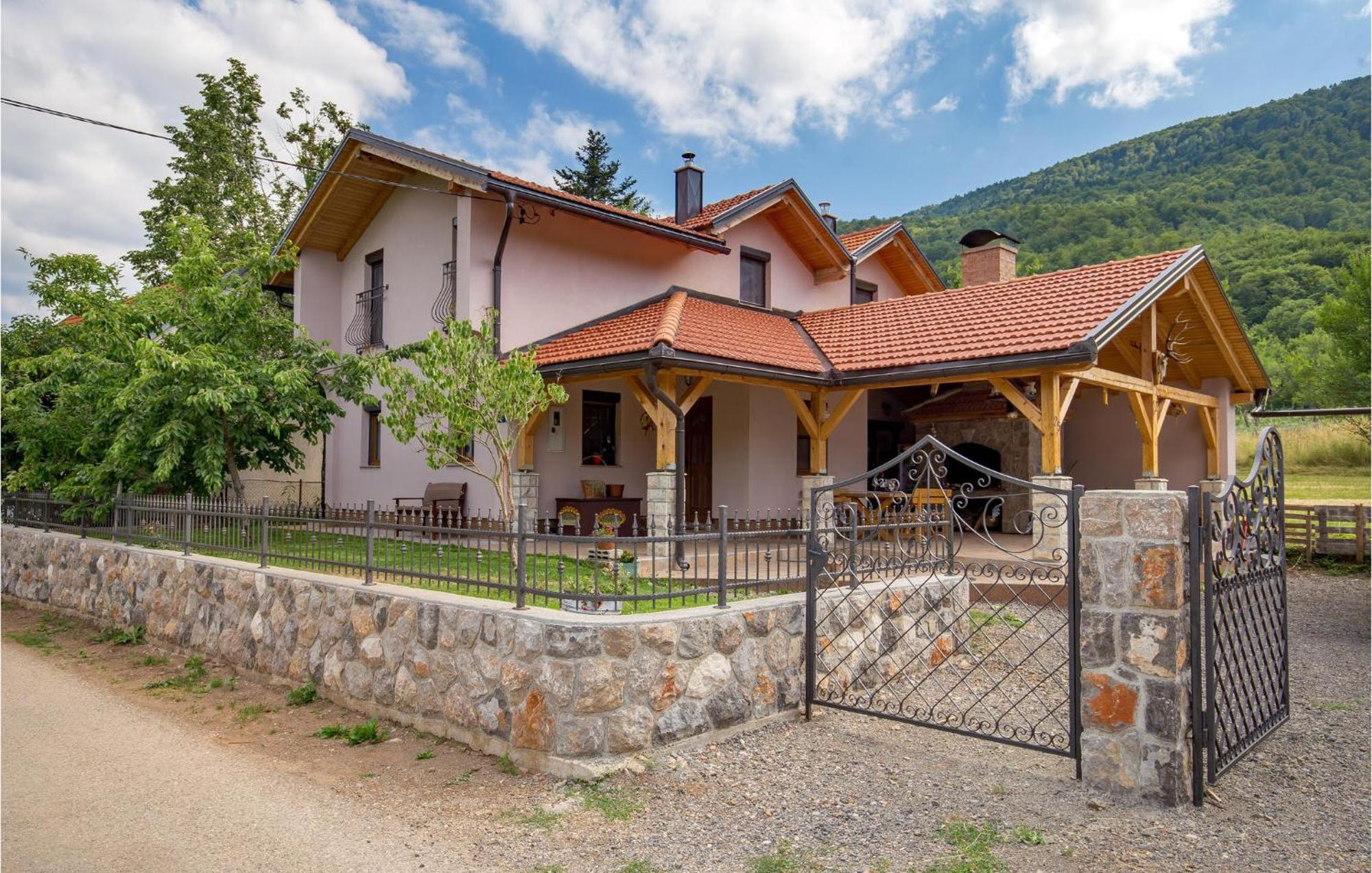 Amazing Home In Vrzici With Jacuzzi 外观 照片