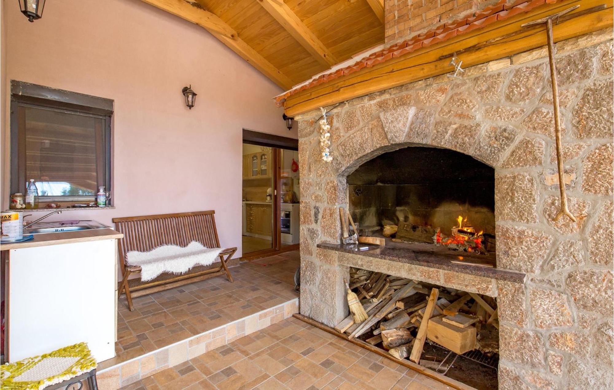 Amazing Home In Vrzici With Jacuzzi 外观 照片